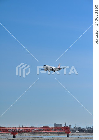 新潟空港に着陸する旅客機と進入灯(新潟県新潟市東区) 新潟空港に着陸する旅客機と進入灯(新潟県新潟市東区) 140633160