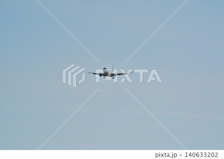 新潟空港に着陸する旅客機（新潟県新潟市東区） 140633202