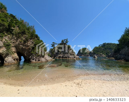 ダイナミックな岩の洞窟と抜群の透明度を誇る海に浮かぶ美しい島々 140633323