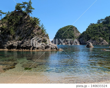 抜群の透明度を誇るエメラルドグリーンの海と新緑の美しい島々 140633324