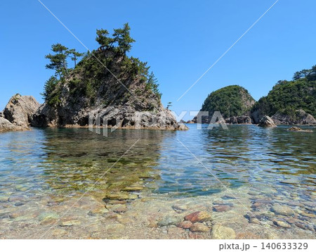 抜群の透明度を誇るエメラルドグリーンの浅瀬と新緑の小島 抜群の透明度を誇るエメラルドグリーンの浅瀬と新緑の小島 140633329
