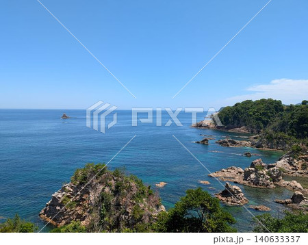 展望台から見下ろす美しい海岸線と広大なコバルトブルーの海 展望台から見下ろす美しい海岸線と広大なコバルトブルーの海 140633337