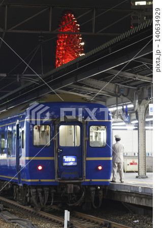 大阪駅で発車を待つ寝台特急「日本海」 大阪駅で発車を待つ寝台特急「日本海」 140634929