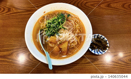 ミャンマーの伝統麺シャンカオスエーと高菜の漬物(シャン・モンニィンチン) ミャンマーの伝統麺シャンカオスエーと高菜の漬物(シャン・モンニィンチン) 140635044