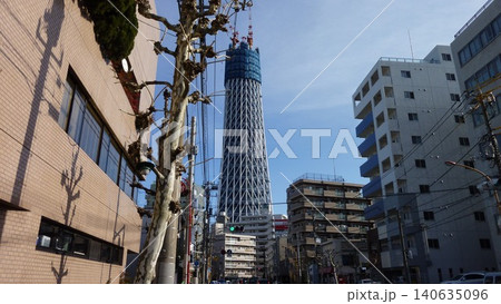 建設途中の東京スカイツリーと下町の街並み 140635096