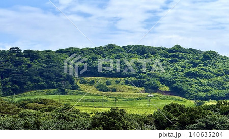 沖縄県八重山諸島石垣島の西崎の丘と広がる空 140635204