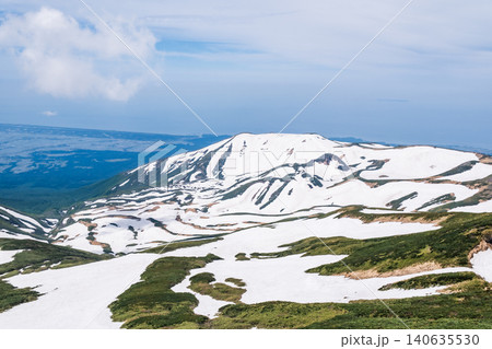 残雪の鳥海山 140635530