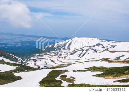 残雪の鳥海山 140635532