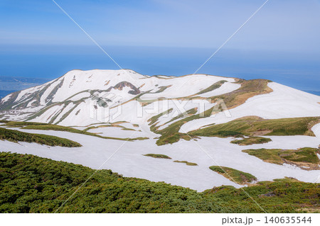 残雪の鳥海山 140635544