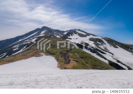 残雪の鳥海山 140635552