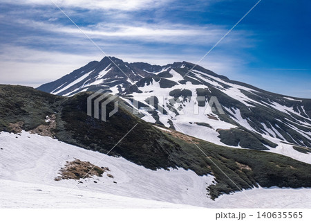 残雪の鳥海山 140635565