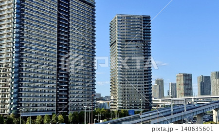 東京都江東区有明のタワーマンション群と青い空 東京都江東区有明のタワーマンション群と青い空 140635601