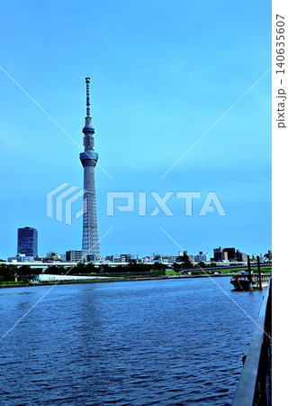 隅田川テラスから観る東京スカイツリーと屋形船の風景 140635607