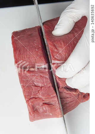 新鮮な牛肉ステーキを白い手袋で切り分ける調理風景 新鮮な牛肉ステーキを白い手袋で切り分ける調理風景 140635692