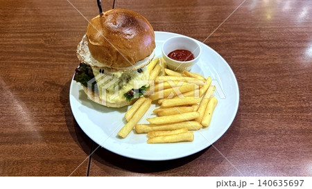 フレンチフライ付きチーズバーガー 140635697