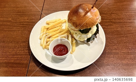 フレンチフライ付きチーズバーガー 140635698