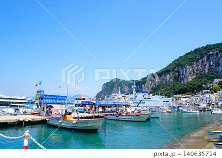 カプリ島入り口の港 カプリ島入り口の港 140635714