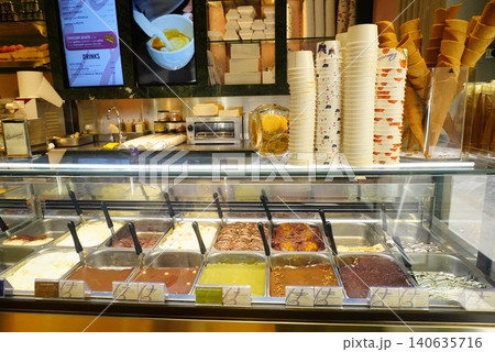 イタリア ミラノで見つけたカラフルなジェラート店 イタリア ミラノで見つけたカラフルなジェラート店 140635716
