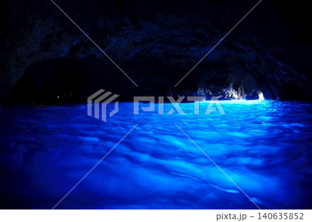 イタリア カプリ島 青の洞窟内の写真 イタリア カプリ島 青の洞窟内の写真 140635852