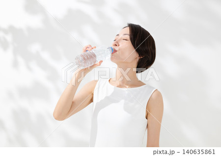 水を飲むミドル女性 140635861