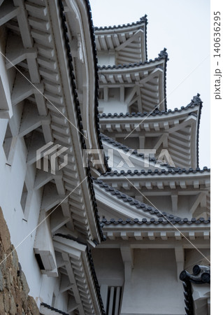 姫路城の白壁と瓦屋根の建築細部 姫路城の白壁と瓦屋根の建築細部 140636295