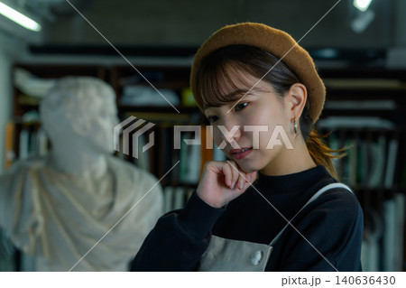 アトリエで思案する若い女性アーティスト アトリエで思案する若い女性アーティスト 140636430