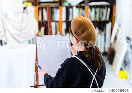 絵画制作をする女性の後ろ姿 140636438