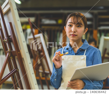 アトリエで絵画制作をする女性 アトリエで絵画制作をする女性 140636442
