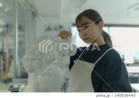 石膏像に手を添える女性アーティスト 石膏像に手を添える女性アーティスト 140636443