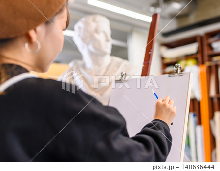 美術室で石膏像を描く女性の横顔 美術室で石膏像を描く女性の横顔 140636444
