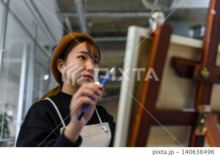 イーゼルに向かう女性画家 140636496