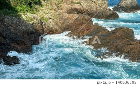 太平洋の荒磯に砕ける白波と岩礁の海岸風景 140636508