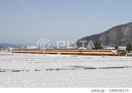 雪景色を行く485系 特急「雷鳥」 雪景色を行く485系 特急「雷鳥」 140636573