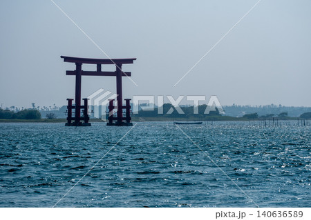浜名湖の弁天島に立つ巨大な赤い鳥居の風景 浜名湖の弁天島に立つ巨大な赤い鳥居の風景 140636589
