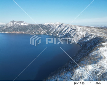 北海道の真冬の摩周湖、幻想的な雪景色の空撮 北海道の真冬の摩周湖、幻想的な雪景色の空撮 140636605