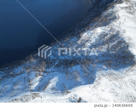 北海道の真冬の摩周湖、幻想的な雪景色の空撮 北海道の真冬の摩周湖、幻想的な雪景色の空撮 140636608