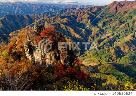 紅葉の鹿岳二ノ岳から見る西上州の山並み 紅葉の鹿岳二ノ岳から見る西上州の山並み 140636624