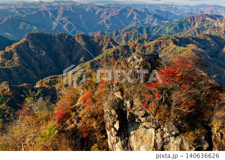 紅葉の鹿岳二ノ岳から見る西上州の山並み 紅葉の鹿岳二ノ岳から見る西上州の山並み 140636626