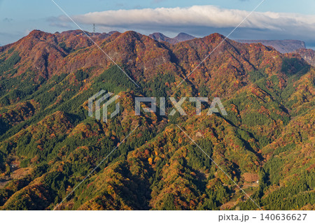 西上州・鹿岳二ノ岳から見る紅葉の山並み 西上州・鹿岳二ノ岳から見る紅葉の山並み 140636627