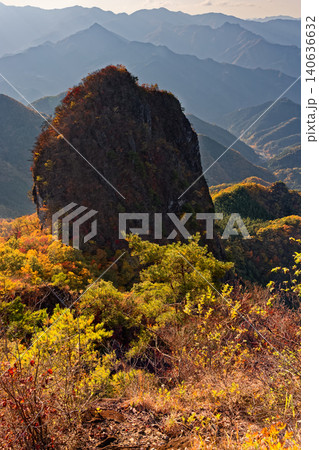西上州・紅葉の鹿岳二ノ岳から見る一ノ岳の岩峰 西上州・紅葉の鹿岳二ノ岳から見る一ノ岳の岩峰 140636632