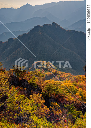 紅葉の西上州・鹿岳二ノ岳から見る四ツ又山 紅葉の西上州・鹿岳二ノ岳から見る四ツ又山 140636633