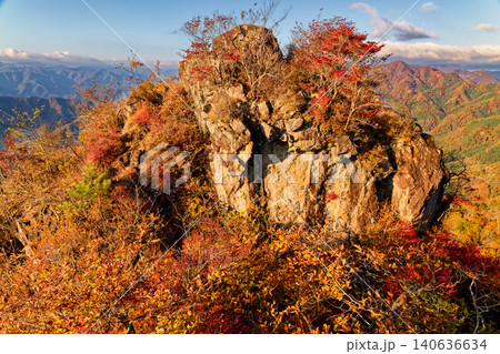 西上州・鹿岳二ノ岳から見る紅葉の岩峰 西上州・鹿岳二ノ岳から見る紅葉の岩峰 140636634