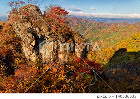 西上州・鹿岳二ノ岳から見る紅葉の岩峰 西上州・鹿岳二ノ岳から見る紅葉の岩峰 140636635