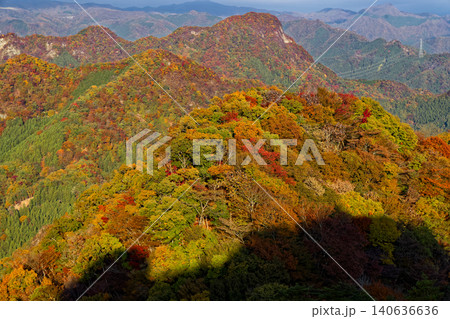 西上州・鹿岳二ノ岳から見る紅葉の山並み 西上州・鹿岳二ノ岳から見る紅葉の山並み 140636636