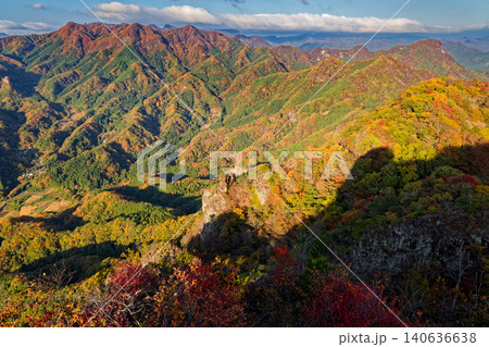 西上州・鹿岳二ノ岳から見る紅葉の山並み 西上州・鹿岳二ノ岳から見る紅葉の山並み 140636638