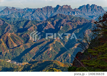 西上州・鹿岳二ノ岳から見る妙義山 西上州・鹿岳二ノ岳から見る妙義山 140636639