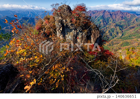 紅葉の鹿岳二ノ岳の岩峰と西上州の山並み 紅葉の鹿岳二ノ岳の岩峰と西上州の山並み 140636651