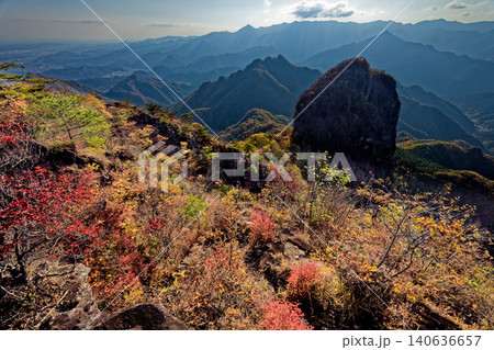 紅葉の西上州・鹿岳二ノ岳から見る一ノ岳と四ツ又山 紅葉の西上州・鹿岳二ノ岳から見る一ノ岳と四ツ又山 140636657