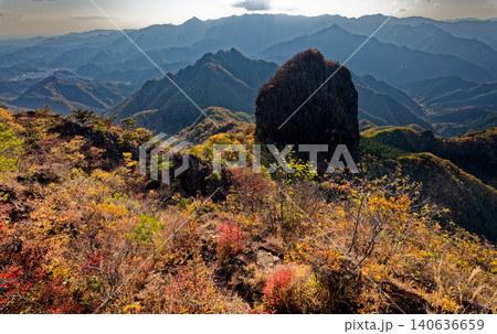 紅葉の西上州・鹿岳二ノ岳から見る一ノ岳と四ツ又山 紅葉の西上州・鹿岳二ノ岳から見る一ノ岳と四ツ又山 140636659