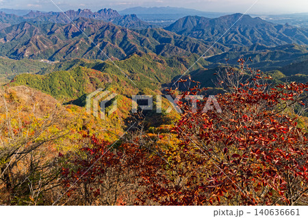 紅葉の西上州・鹿岳二ノ岳から見る妙義山と榛名山 紅葉の西上州・鹿岳二ノ岳から見る妙義山と榛名山 140636661